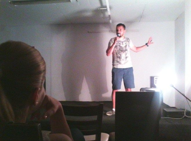 Spectacolul cu 11 spectatori